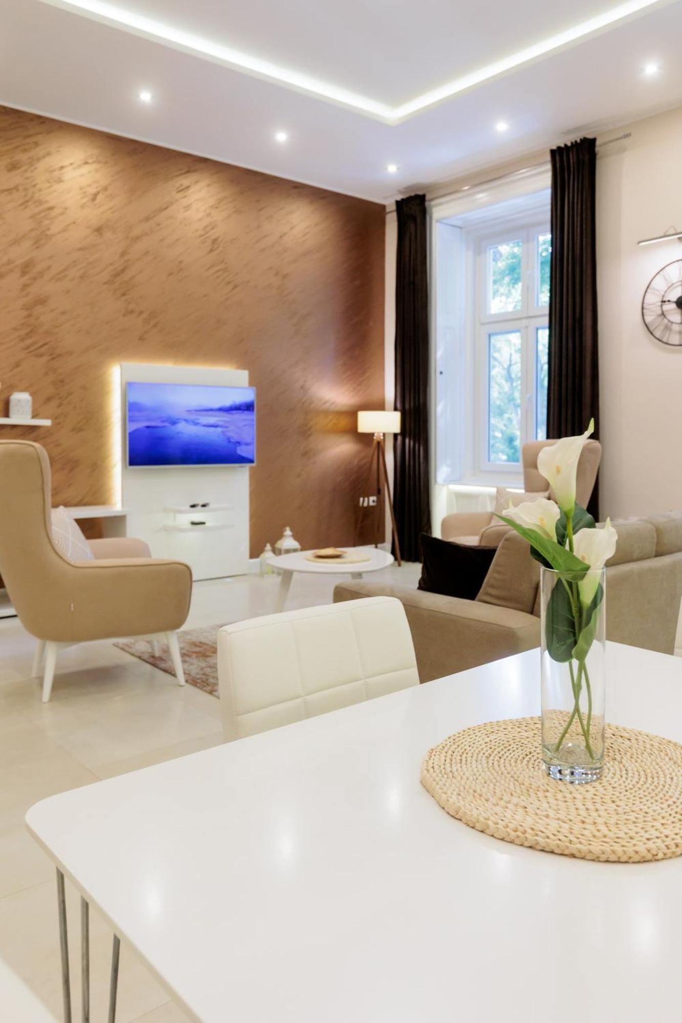 Apartman Mirakul 수보티차 외부 사진